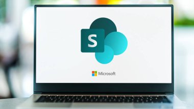 POZNAN, POL - 1 Mayıs 2021: SharePoint 'in dizüstü bilgisayar görüntüleme logosu, Microsoft tarafından geliştirilen Office aile yazılımı ve hizmetlerinin bir parçasıdır.