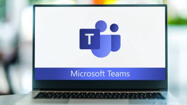 POZNAN, POL - 1 Mayıs 2021: Microsoft Ekiplerinin logosunu gösteren dizüstü bilgisayar, birleşik bir iletişim ve işbirliği platformu
