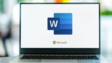 POZNAN, POL - 1 Mayıs 2021: Microsoft Word 'ün bir kelime işlemcisi olan Microsoft Word' ün logosunu gösteren dizüstü bilgisayar