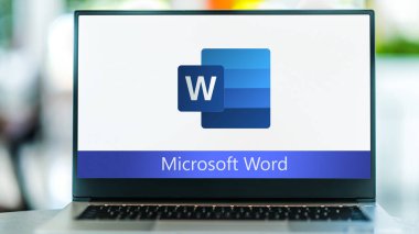 POZNAN, POL - 1 Mayıs 2021: Microsoft Word 'ün bir kelime işlemcisi olan Microsoft Word' ün logosunu gösteren dizüstü bilgisayar