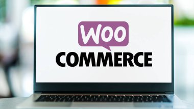 POZNAN, POL - 1 Mayıs 2021: WordPress için açık kaynaklı bir e-ticaret eklentisi olan WooCommerce 'in logosunu gösteren dizüstü bilgisayar