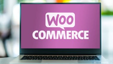 POZNAN, POL - 1 Mayıs 2021: WordPress için açık kaynaklı bir e-ticaret eklentisi olan WooCommerce 'in logosunu gösteren dizüstü bilgisayar