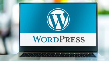 POZNAN, POL - 1 Mayıs 2021: WordPress 'in logosunu gösteren dizüstü bilgisayar, PHP ile yazılmış ve MySQL veya MariaDB veritabanı ile eşleştirilmiş özgür ve açık kaynak içerik yönetim sistemi (CMS)
