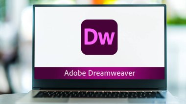 POZNAN, POL - 15 Mayıs 2021: Adobe Inc. 'den bir tescilli ağ geliştirme aracı olan Adobe Dreamweaver' ın logosunu gösteren dizüstü bilgisayar