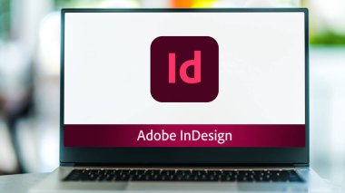POZNAN, POL - 15 Mayıs 2021: Adobe Systems tarafından üretilen bir masaüstü yayıncılık ve dizgi yazılımı uygulaması olan Adobe InDesign 'in logosunu gösteren dizüstü bilgisayar