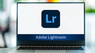 POZNAN, POL - 15 Mayıs 2021: Adobe Systems tarafından geliştirilen görüntü düzenleme ve görüntü işleme yazılımı ailesi Adobe Lightroom 'un logosunu gösteren dizüstü bilgisayar