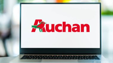 POZNAN, POL - 1 Mayıs 2021: Merkezi Croix, Fransa 'da bulunan çok uluslu Fransız perakende grubu Auchan' ın logosunu gösteren dizüstü bilgisayar
