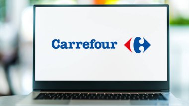 POZNAN, POL - 1 Mayıs 2021: Carrefour 'un amblemini gösteren dizüstü bilgisayar, perakende satış alanında uzmanlaşmış Fransız çokuluslu bir şirket.