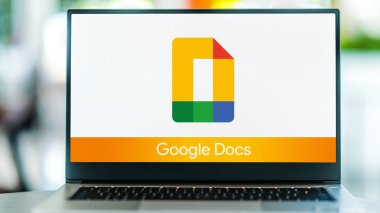 POZNAN, POL - 1 Mayıs 2021: Google tarafından geliştirilen bir kelime işlemcisi olan Google Docs 'un logosunu gösteren dizüstü bilgisayar