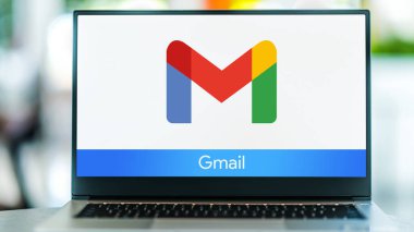 POZNAN, POL - 1 Mayıs 2021: Google tarafından geliştirilen ücretsiz bir e-posta servisi olan Gmail 'in logosunu gösteren dizüstü bilgisayar