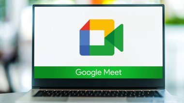 POZNAN, POL - 1 Mayıs 2021: Google Meet tarafından geliştirilen bir video iletişim servisi olan Google Meet 'in logosunu gösteren dizüstü bilgisayar