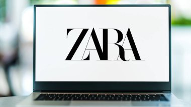 POZNAN, POL - 15 Mayıs 2021: Galiçya 'daki Arteixo merkezli İspanyol giyim perakendecisi Zara' nın logosunu gösteren dizüstü bilgisayar
