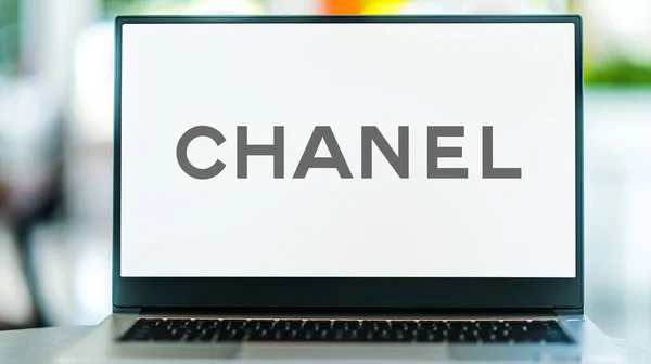 Poznan Pol Mayo 2021 Computadora Portátil Que Muestra Logotipo Chanel — Foto de Stock