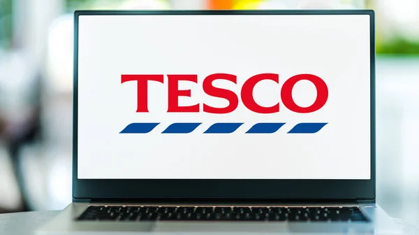 2021年5月15日 Poznan Pol May 展示Tesco标志的笔记本电脑 Tesco是一家跨国杂货和一般商品零售商 总部设在英格兰赫特福德郡Welwyn Garden City — 图库照片