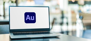 POZNAN, POL - SEP 23, 2020: Adobe Systems 'in dijital ses çalışma istasyonu Adobe Audition' un logosunu gösteren bilgisayar