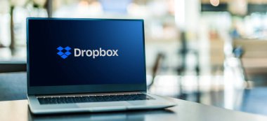 POZNAN, POL - SEP 23, 2020: Dropbox 'ın logosunu gösteren dizüstü bilgisayar, merkezi San Francisco, Kaliforniya' da bulunan Dropbox, Inc.