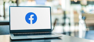 POZNAN, POL - SEP 23, 2020: Facebook 'un logosunu gösteren dizüstü bilgisayar, Menlo Park, Kaliforniya merkezli bir Amerikan çevrimiçi sosyal medya ve sosyal ağ hizmeti şirketi