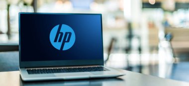 POZNAN, POL - SEP 23, 2020: Merkezi Palo Alto, Kaliforniya 'da bulunan çok uluslu bilgi teknolojileri şirketi HP' nin logosunu gösteren dizüstü bilgisayar