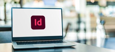 POZNAN, POL - SEP 23, 2020: Adobe Systems tarafından üretilen bir masaüstü yayıncılık ve dizgi yazılımı uygulaması olan Adobe InDesign 'in logosunu gösteren dizüstü bilgisayar