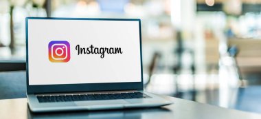 POZNAN, POL - SEP 23, 2020: Instagram 'ın logosunu gösteren dizüstü bilgisayar, Facebook' a ait bir fotoğraf ve video paylaşım sosyal ağ servisi