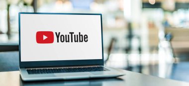 POZNAN, POL - SEP 23, 2020: Merkezi San Bruno, Kaliforniya 'da bulunan bir video paylaşım sitesi olan YouTube' un logosunu gösteren dizüstü bilgisayar. Google 'ın yan kuruluşları olarak çalışır.