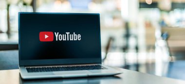 POZNAN, POL - SEP 23, 2020: Merkezi San Bruno, Kaliforniya 'da bulunan bir video paylaşım sitesi olan YouTube' un logosunu gösteren dizüstü bilgisayar. Google 'ın yan kuruluşları olarak çalışır.