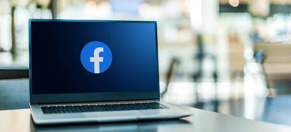 Poznan Pol Set 2020 Computer Portatile Che Visualizza Logo Facebook — Foto Stock