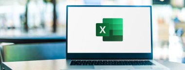 POZNAN, POL - SEP 23, 2020: Microsoft Excel 'in laptop görüntüleme logosu, Microsoft tarafından Windows, MacOS, Android ve iOS için geliştirilen bir hesap tablosu