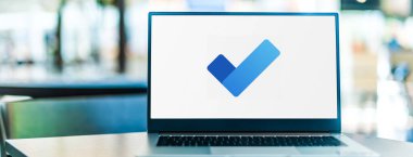 POZNAN, POL - SEP 23, 2020: Microsoft To Do 'nun logosunu gösteren dizüstü bilgisayar, bulut tabanlı görev yönetimi uygulaması