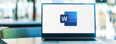 POZNAN, POL - SEP 23, 2020: Microsoft Word 'ün logosunu gösteren dizüstü bilgisayar, Microsoft tarafından geliştirilen bir kelime işlemcisi