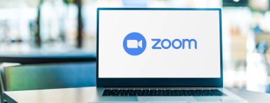 POZNAN, POL - SEP 23, 2020: Zoom 'un logosu, videotelfoni ve çevrimiçi sohbet hizmetlerini bulut tabanlı bir paylaşımcı yazılım platformu üzerinden gösteren bilgisayar