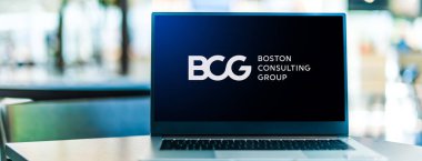 POZNAN, POL - SEP 23, 2020: Boston Danışmanlık Grubu 'nun (BCG) logosunu gösteren dizüstü bilgisayar, 1963 yılında kurulan bir Amerikan yönetim danışmanlık firması.