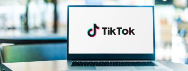 POZNAN, POL - SEP 23, 2020: ByteDance 'e ait bir Çin video paylaşım sosyal ağ servisi olan TikTok' un logosunu gösteren dizüstü bilgisayar