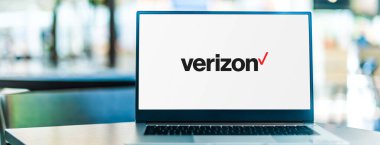 POZNAN, POL - SEP 23, 2020: Amerikan çokuluslu telekomünikasyon şirketi Verizon Communications Inc. 'in logosunu gösteren dizüstü bilgisayar