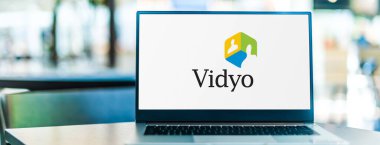 POZNAN, POL - SEP 23, 2020: Hackensack, New Jersey, ABD merkezli bir video iletişim teknolojisi şirketi olan Vidyo, Inc. 'nin logosunu gösteren bilgisayar