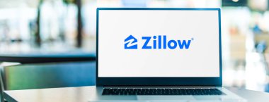 POZNAN, POL - SEP 23, 2020: Amerikan çevrimiçi emlak veritabanı şirketi Zillow 'un logosunu gösteren dizüstü bilgisayar