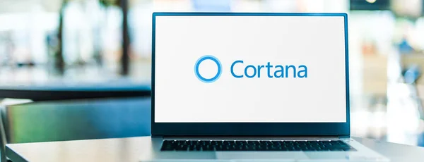 Poznan Pol Sep 2020 마이크로 소프트가 Cortana 로고를 표시하는 노트북 — 스톡 사진