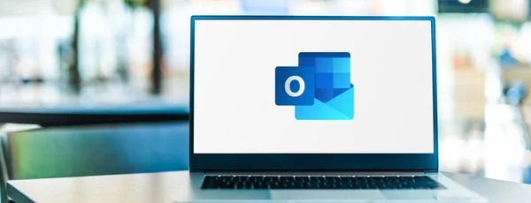 Poznan Pol Sep 2020 Ноутбук Логотипом Программы Microsoft Outlook Часть — стоковое фото