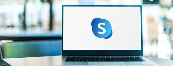 Poznan Pol Sep 2020 Skype Business Server Logóját Megjelenítő Laptop — Stock Fotó