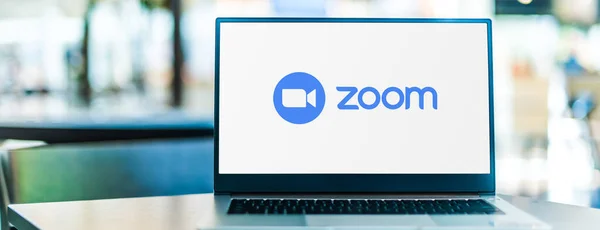 Poznan Pol Sep 2020 Портативный Компьютер Логотипом Zoom Видеоэлефонией Сервисами — стоковое фото