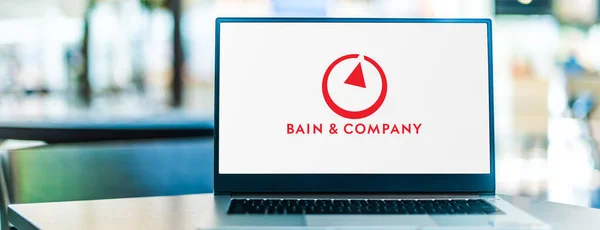 Poznan Pol Sep 2020 Computador Portátil Exibindo Logotipo Bain Company — Fotografia de Stock