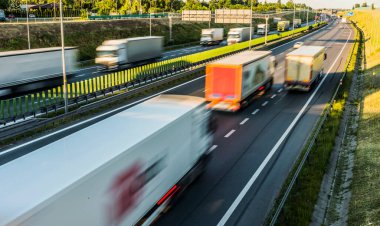 Polonya 'da 6 şeritli otoyoldaki kamyonlar