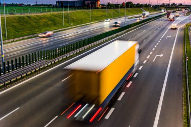 Polonya 'da 6 şeritli otoyoldaki kamyonlar