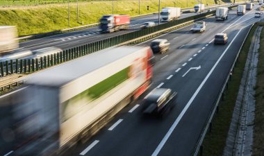 Polonya 'da 6 şeritli otoyoldaki kamyonlar