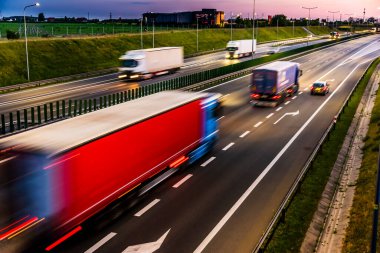 Polonya 'da 6 şeritli otoyoldaki kamyonlar