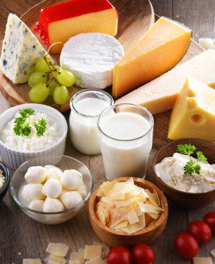 Peynir, süt ve yoğurt gibi çeşitli süt ürünleri..