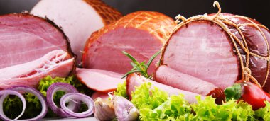 Çeşitli et ürünleri ile kompozisyon.