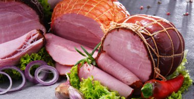 Çeşitli et ürünleri ile kompozisyon.