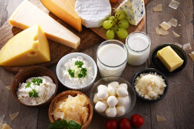 Peynir, süt ve yoğurt gibi çeşitli süt ürünleri..