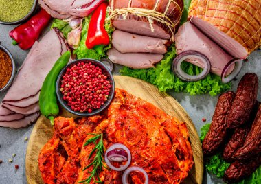 Jambon, sosis ve biftek de dahil olmak üzere çeşitli et ürünleriyle kompozisyon